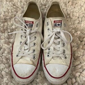 Low top white converse chuck Taylor’s